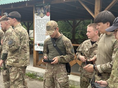 У Житомирі інструктори ЗСУ навчали молодь керувати дронами У Житомирі інструктори ЗСУ навчали молодь керувати дронами