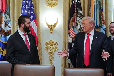 Президент США Дональд Трамп (праворуч) розмовляє з тимчасовим президентом Сирії Ахмедом аш-Шараа у Білому домі у Вашингтоні, 10 листопада 2025 року Президент США Дональд Трамп (праворуч) розмовляє з тимчасовим президентом Сирії Ахмедом аш-Шараа у Білому домі у Вашингтоні, 10 листопада 2025 року