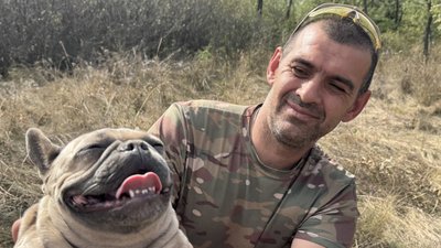 Олександр Гулак помічник капелана 152 окремої єгерської бригади з французьким бульдогом Бонею Дніпропетровська область Олександр Гулак помічник капелана 152 окремої єгерської бригади з французьким бульдогом Бонею Дніпропетровська область