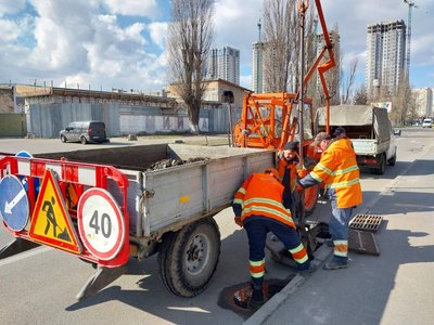 Комунальники готуються до дощів у Києві Комунальники готуються до дощів у Києві