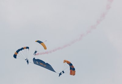 У США в день народження Трампа відбувся військовий парад. Він супроводжувався протестами по країні