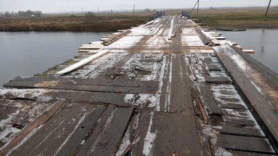 "Корови каждий день падають з моста": на Волині жителі села самостійно ремонтують нічийний міст