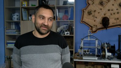 Перероблюючи пластикові пляшки, волонтери у Чернігові друкують на 3D-принтері накладки для протезів Перероблюючи пластикові пляшки, волонтери у Чернігові друкують на 3D-принтері накладки для протезів