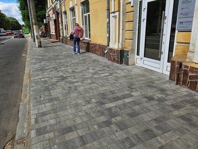 Нова плитка та старі ями – який вигляд мають тротуари на Покровській у Житомирі Нова плитка та старі ями – який вигляд мають тротуари на Покровській у Житомирі
