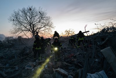 Рятувальники шукають місцеву жительку після російського удару по Краматорську 25 лютого 2025 року Рятувальники шукають місцеву жительку після російського удару по Краматорську 25 лютого 2025 року