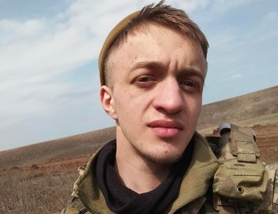 Мати загиблого військового з Тернопільщини на могилі сина читає вірші Мати загиблого військового з Тернопільщини на могилі сина читає вірші