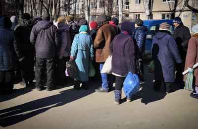 Маріупольці вистоюють черги, щоб отримати хліб та гарячу кашу, лютий 2023 року. Фото: Telegram / Маріупольська міська рада