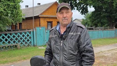 "Там уже не хати, а привиди": у Костобоброві, що за кілометр від кордону з РФ, досі проживають вісім людей "Там уже не хати, а привиди": у Костобоброві, що за кілометр від кордону з РФ, досі проживають вісім людей