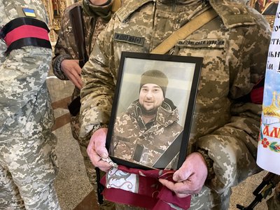 У Полтаві попрощалися із трьома військовими, які загинули на війні з РФ У Полтаві попрощалися із трьома військовими, які загинули на війні з РФ
