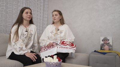 Марія Фалібога та Юліана Олійник - сестри військового з Буковини Василя Микитюка - вишивають Рушник надії, поки брат у полоні Марія Фалібога та Юліана Олійник - сестри військового з Буковини Василя Микитюка - вишивають Рушник надії, поки брат у полоні