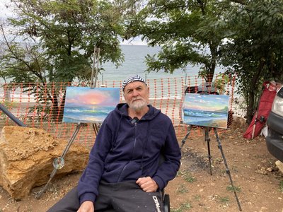 «Коли малюю море — я живу»: херсонський художник пише картини у трейлері на березі Чорного моря в Одесі «Коли малюю море — я живу»: херсонський художник пише картини у трейлері на березі Чорного моря в Одесі
