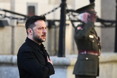 Президент України Володимир Зеленський слухає гімн України під час офіційної частини його зустрічі з прем'єр-міністром Ірландії, Дублін, 2 грудня 2025 року Президент України Володимир Зеленський слухає гімн України під час офіційної частини його зустрічі з прем'єр-міністром Ірландії, Дублін, 2 грудня 2025 року