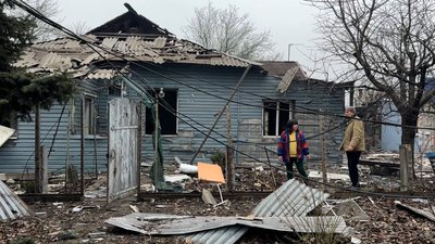 Хати немає. Під завалами знайшли собаку. Жителі Білицького на Донеччині розповіли про наслідки обстрілу Хати немає. Під завалами знайшли собаку. Жителі Білицького на Донеччині розповіли про наслідки обстрілу