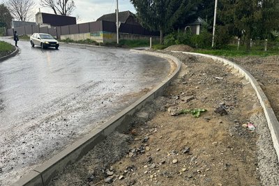 Поворот у районі вулиці Новоушицької де ремонтують тротуар у Чернівцях Поворот у районі вулиці Новоушицької де ремонтують тротуар у Чернівцях