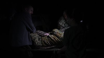 "Поранених везуть нон-стоп": ніч на стабпункті з медслужбою "УЛЬФ" батальйону "Вовки Да Вінчі":репортаж "Поранених везуть нон-стоп": ніч на стабпункті з медслужбою "УЛЬФ" батальйону "Вовки Да Вінчі":репортаж