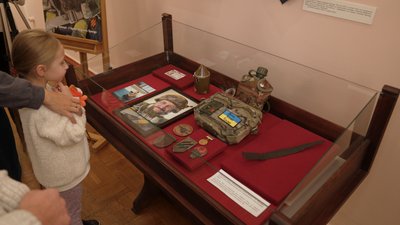 Чернігівському музею передали частину списа часів Київської доби, який знайшов на фронті військовий Олександр Урванцев Чернігівському музею передали частину списа часів Київської доби, який знайшов на фронті військовий Олександр Урванцев
