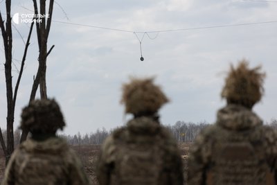 Військовослужбовці стоять перед тренувальною вишкою, що імітує проліт безпілотника противника в рамках базової загальновійськової підготовки військовослужбовців Військовослужбовці стоять перед тренувальною вишкою, що імітує проліт безпілотника противника в рамках базової загальновійськової підготовки військовослужбовців