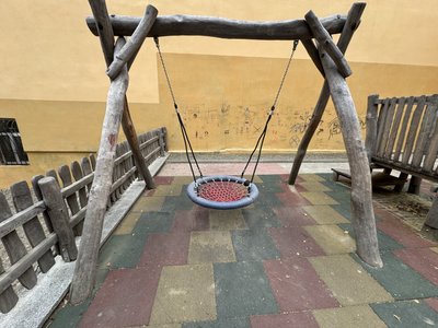 Одна з гойдалок дитячого майданчика на вулиці Котляревського, 20 Одна з гойдалок дитячого майданчика на вулиці Котляревського, 20