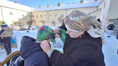 На Тернопільщині колядували, щоб зібрати гроші для ЗСУ, благодійність, 5 грудня 2025 року На Тернопільщині колядували, щоб зібрати гроші для ЗСУ, благодійність, 5 грудня 2025 року