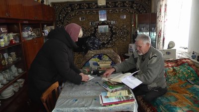Читач бібліотеки Олександр Галюк, якому бібліотекарка приносить книги додому Читач бібліотеки Олександр Галюк, якому бібліотекарка приносить книги додому