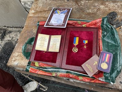 Батько загиблого Героя Небесної сотні Владислава Зубенка показує нагороди сина, які виніс із будинку, що зайнявся через російське влучання, 6 вересня 2022 року Батько загиблого Героя Небесної сотні Владислава Зубенка показує нагороди сина, які виніс із будинку, що зайнявся через російське влучання, 6 вересня 2022 року