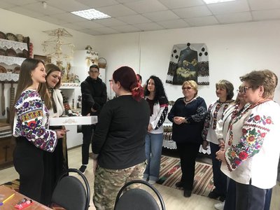 Вишивальниці з Тернополя, захисниця "Азовсталі" Пташка, Катерина Поліщук Вишивальниці з Тернополя, захисниця "Азовсталі" Пташка, Катерина Поліщук