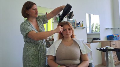 Кропивничанка відкрила студію з виготовлення перук для людей з облисінням