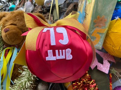 У Миколаєві розібрали "ялинку незламних": іграшки віддали до музейного фонду У Миколаєві розібрали "ялинку незламних": іграшки віддали до музейного фонду