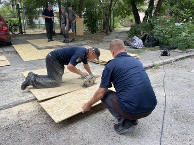 Херсон, обстріли, серпень 2024, ОСБ-плити, комунальні служби Херсон, обстріли, серпень 2024, ОСБ-плити, комунальні служби