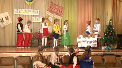 Місія — зберегти традиції: як черкаські школярі вчать українські звичаї на сцені Місія — зберегти традиції: як черкаські школярі вчать українські звичаї на сцені