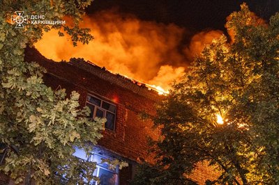 У Салтівському районі Харкова зайнялося підприємство після удару дрона РФ, 8 серпня 2025 року