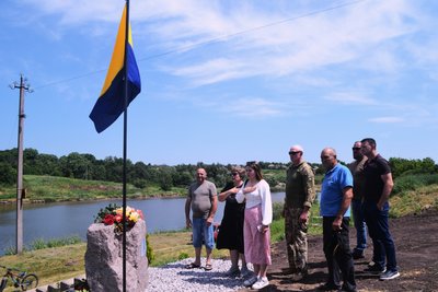 Посадили дерева, поставили лавки та бесідку. На Кіровоградщині облаштували парк у пам'ять про загиблого бійця Посадили дерева, поставили лавки та бесідку. На Кіровоградщині облаштували парк у пам'ять про загиблого бійця