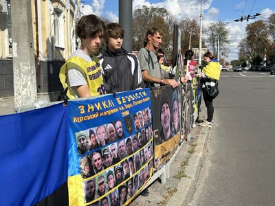 У центрі Полтави провели акцію на підтримку військовополонених та зниклих безвісти У центрі Полтави провели акцію на підтримку військовополонених та зниклих безвісти