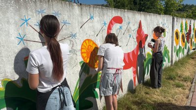 Десятеро учнів Білогірської школи мистецтв на Хмельниччині розписали громадський простір: як створювали артоб’єкт Десятеро учнів Білогірської школи мистецтв на Хмельниччині розписали громадський простір: як створювали артоб’єкт