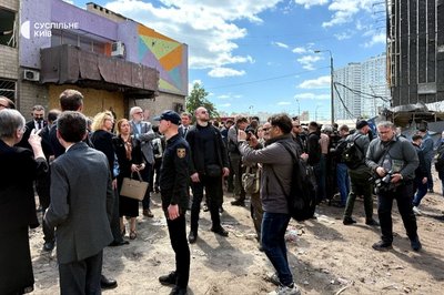 Іноземні делегації побували біля дев'ятиповерхівки у Дарницькому районі Києва, куди вчора влучила російська ракета