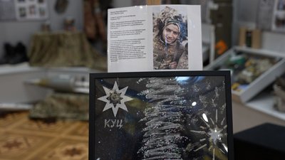 Малюють в пам'ять про загиблих коханих: на Вінниччині запустили проєкт "Зірка мого Героя" Малюють в пам'ять про загиблих коханих: на Вінниччині запустили проєкт "Зірка мого Героя"