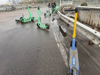 Кияни дістаються з лівого на правий берег Дніпра на самокатах і велосипедах після закриття Південного мосту Кияни дістаються з лівого на правий берег Дніпра на самокатах і велосипедах після закриття Південного мосту
