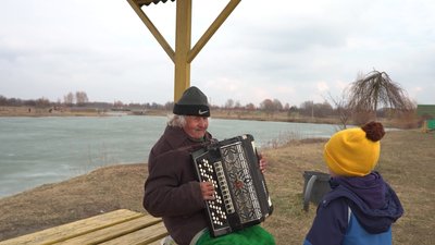 Грає на кнопковому акордеоні у гідропарку на Рівненщині: історія 85-річного Володимира Артюхова Грає на кнопковому акордеоні у гідропарку на Рівненщині: історія 85-річного Володимира Артюхова