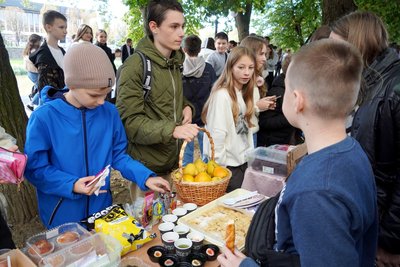 В Ужгороді школярі зібрали 126 тисяч гривень для ЗСУ під час благодійного ярмарку В Ужгороді школярі зібрали 126 тисяч гривень для ЗСУ під час благодійного ярмарку