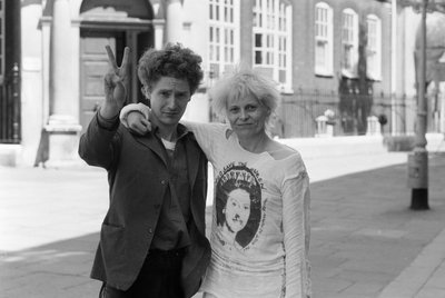 Вів'єн Вествуд та менеджер Sex Pistols Малкольм Макларен Вів'єн Вествуд та менеджер Sex Pistols Малкольм Макларен