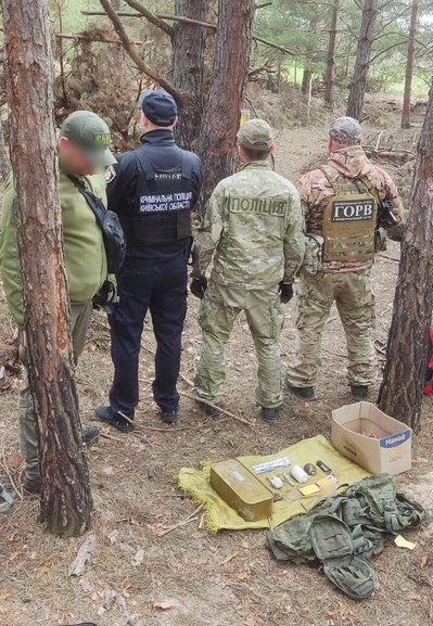 Залишили боєприпаси і документи: на Київщині виявили місце дислокації російських військових Залишили боєприпаси і документи: на Київщині виявили місце дислокації російських військових