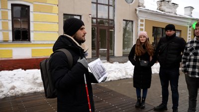 У Ніжині на Чернігівщині проводить екскурсії незрячий гід У Ніжині на Чернігівщині проводить екскурсії незрячий гід