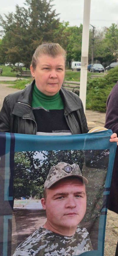 Троє бійців з Миколаївщини повернулись додому під час обміну полоненими Троє бійців з Миколаївщини повернулись додому під час обміну полоненими
