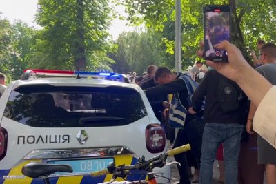 Поліцейський під час сутички біля Кафедрального собору у Чернівцях Поліцейський під час сутички біля Кафедрального собору у Чернівцях