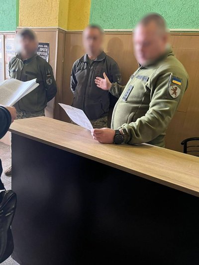 Переправляли чоловіків через кордон: серед підозрюваних — екскерівник обласного військкомату Переправляли чоловіків через кордон: серед підозрюваних — екскерівник обласного військкомату