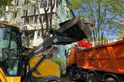 "Я тільки вибігла в коридор — і все посипалося": розповіді одеситів і фото наслідків атаки "Я тільки вибігла в коридор — і все посипалося": розповіді одеситів і фото наслідків атаки