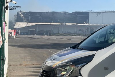 Фото наслідків балістичного удару РФ по Одесі 1 травня: пошкоджене відділення "Нової пошти" Фото наслідків балістичного удару РФ по Одесі 1 травня: пошкоджене відділення "Нової пошти"