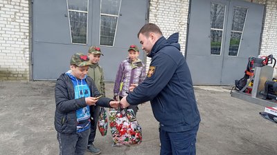 У Житомирі четверо школярів облаштували блокпост і зібрали 20 тисяч гривень для рятувальників У Житомирі четверо школярів облаштували блокпост і зібрали 20 тисяч гривень для рятувальників