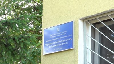 Вантажівки на стопі: на Черкащині через спеку обмежують рух великовагового транспорту Вантажівки на стопі: на Черкащині через спеку обмежують рух великовагового транспорту
