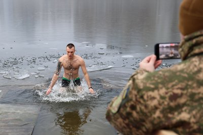 Військові фотографуються під час купання на Водохреще в озері на Оболоні у Києві Військові фотографуються під час купання на Водохреще в озері на Оболоні у Києві